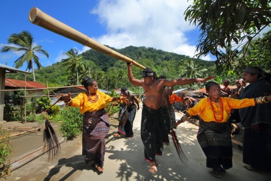 persiapan tarian menari diatas bambu (Flying Magic Bamboo)/ sofyan efendi