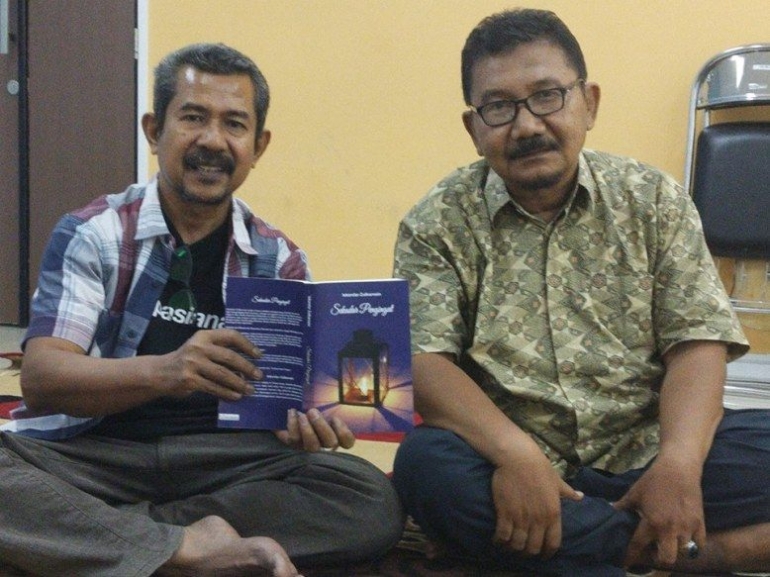 Dari kiri ke kanan: Isson Khairul dan Iskandar Zulkarnain. Dengan obrolan dari hati ke hati, kita leluasa mengetahui jurus rahasia, bagaimana sang penulis menghimpun ingatan, untuk kemudian menuliskannya. Foto: dok. kububuku