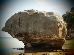 Batu Gantung di Pantai Baru (Dokpri)