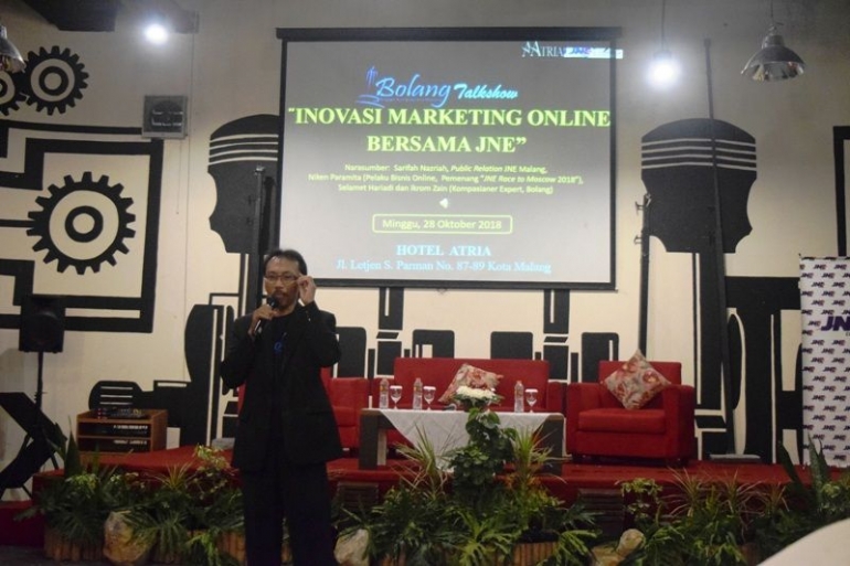Bapak Yunus dari Bolang (Blogger Kompasiana Malang) mengawali pembukaan acara talkshow.