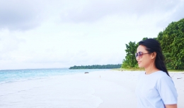 Istriku menatap lautan di Pulau Sara Besar | Sumber: dokumentasi pribadi