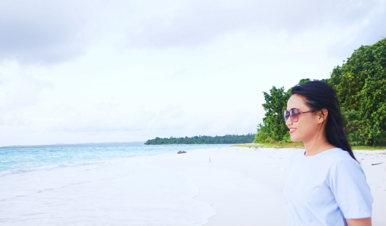 Istriku menatap lautan di Pulau Sara Besar | Sumber: dokumentasi pribadi