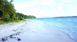 Pantai pasir putih di Pulau Sara Besar | Sumber: dokumentasi pribadi