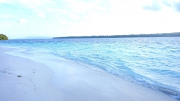 Pantai pasir putih di Pulau Sara Besar | Sumber: dokumentasi pribadi