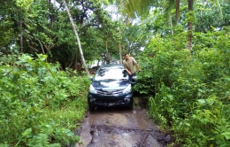 Jalan masuk Goa Tatombatu tersembunyi di balik semak belukar | Sumber: dokumentasi pribadi