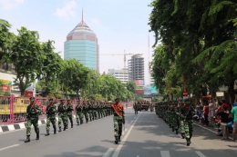 Pasukan Yonif 500 Raider Sikaatan berhasil memukau penonton warga Kota Surabaya saat peringatan Hari Pahlawan