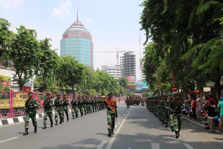 Pasukan Yonif 500 Raider Sikaatan berhasil memukau penonton warga Kota Surabaya saat peringatan Hari Pahlawan