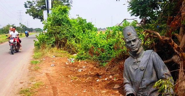 patung Sultan Ageng Tirtayasa yang dibuang ke sungai , foto milik detiknews.com