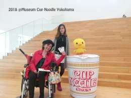 Dokumentasi pribadi/Aku dan Michelle, dan hiasan lantai, CUP NOODLE dari bahan akrilik, dengan icon anak ayam kuning, lambing Nissin