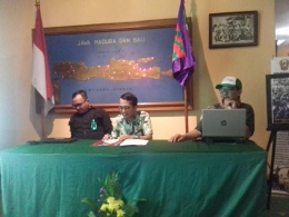 Diskusi sejarah Bogor, dari kiri Kang Cucu, Mas Fajar, dan Kang Edi (Dokpri) 