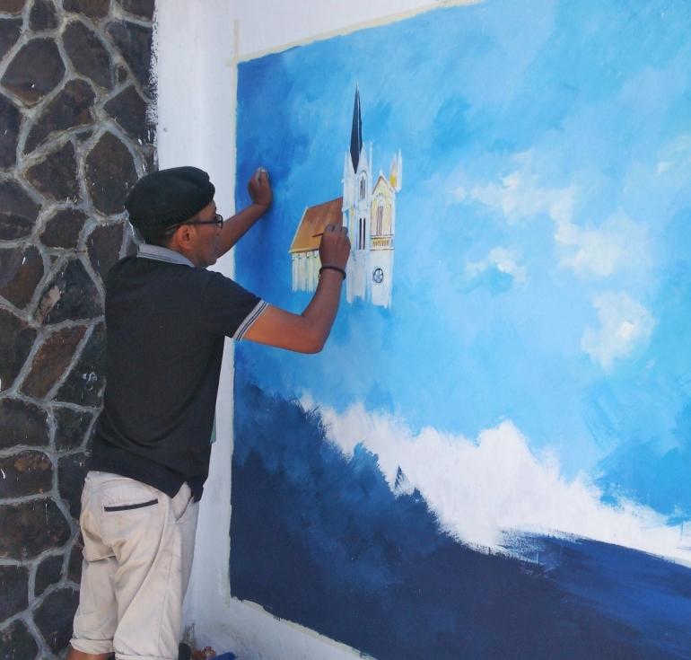 Azis Lukis sedang menggambar Gereja Kayutangan (dok. pribadi)