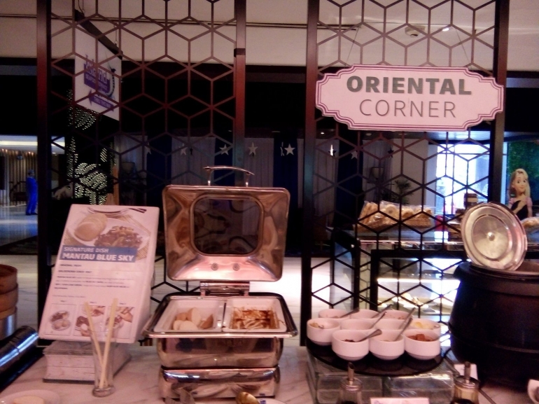 Oriental corner menyajikan sushi dan dimsum (dok.pribadi)