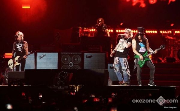 Aksi panggung personal Guns N' Roses (Duff, Axl dan Slash) pada konser Tour Not In This Lifetime di Jakarta, 8 November 2018. (Foto: Heru/okezone.com) 