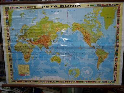 Peta Dunia yang menempatkan Indonesia di bagian tengah. Foto: detik.com