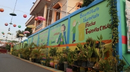 Sepanjang jalan kawan kampung pejabat dihiasi dengan lukisan mural dan tanaman obat sebagai bahan dasar pembuatan jamu