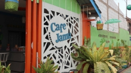 Terdapat Cafe Jamu, Pengunjung dapat duduk santai sambil menikmati secangkir jamu segar.