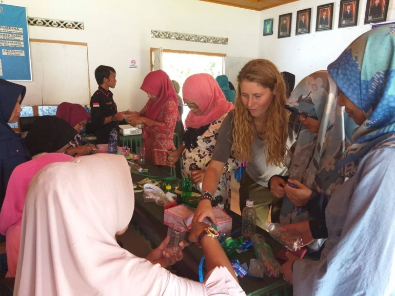 Selain membuat gelas dari botol kaca bekas, juga membuat kotak pensil dari botol air mineral
