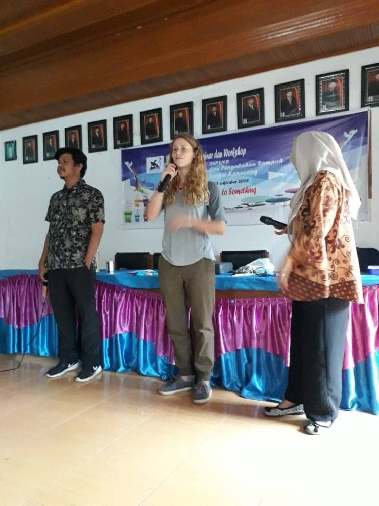 Lisa, Mahasiswa dari Belanda turut serta memberi pengarahan pada ibu PKK bagaimana memasarkan produk hasil daur ulang