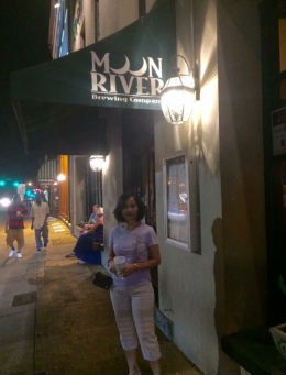 Didepan pintu masuk Moon River Brewing Company : Dokpri