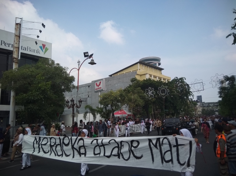 Semboyan perjuangan mengawali iring-iringan dalam Parade Surabaya Juang (Dok. Pribadi)