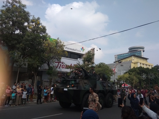 Ibu Tri Risma menaiki mobil Tank dalam Parade Surabaya Juang (Dok. Pribadi)