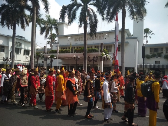 Barisan siswa yang berkostum adat dari berbagai penjuru nusantara yang menggambarkan kebhinekaan dan keberagaman suku yang ada dalam kesatuan Republik Indonesia (Dok. Pribadi)