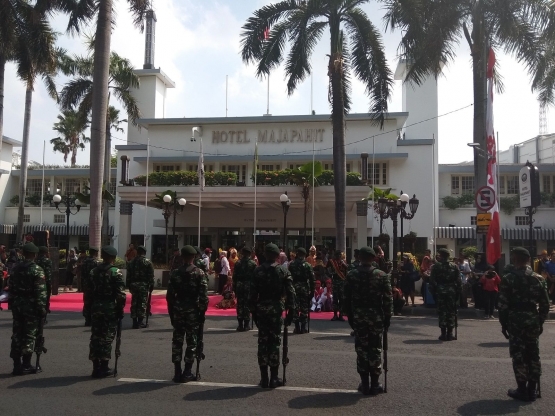 Yonif Angkatan Darat, menunjukkan kecakapan baris berbaris dan kedisiplinan dalam Parade Surabaya Juang (Dok. Pribadi)
