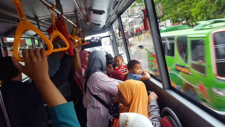 Menumpang Bus Rapid Transit (BRT) Trans Jateng koridor Purwokerto-Purbalingga (dok. pri).