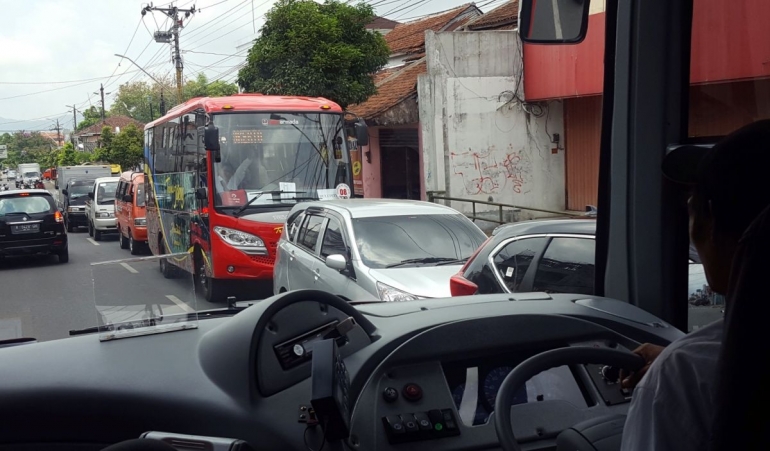 Berpapasan dengan sesama Bus Trans Jateng (dok. pri).