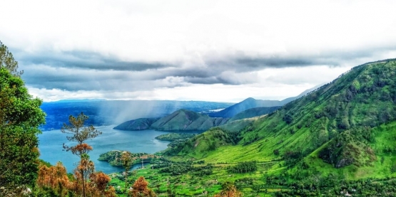 Danau Toba dari Menara Pandang Tele, Samosir. (Dokpri)