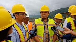 Bp Krisno (Kacamata) dan Marwansyah (Baju Batik) di area proyek pengerukan Alur Tano Ponggol, Samosir. (Dokpri)