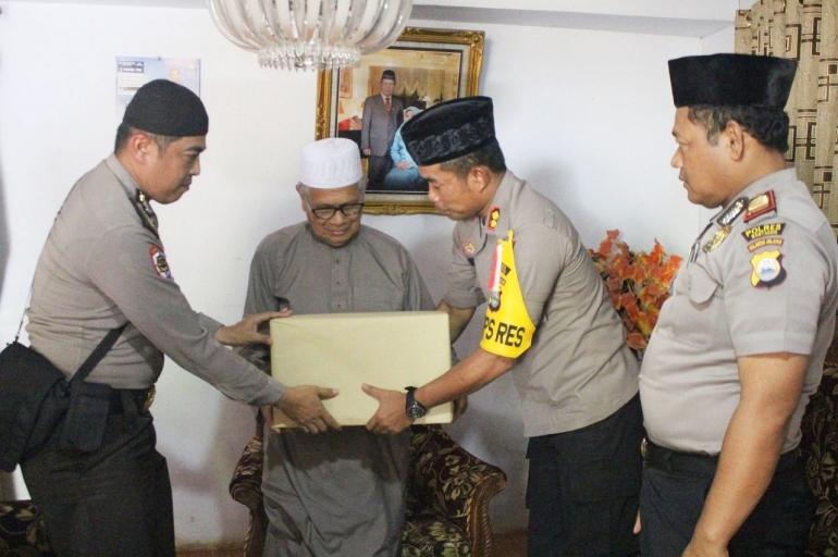 Kapolres Bantaeng serahkan bantuan kepada Pimpinan Ponpes Riyadus Shalihin (12/11/2018).