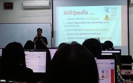 Cahyo Ramadhani memberikan penjelasan mengenai Wikipedia pada Selasa (13/11)