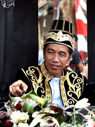 Presiden Jokowi mengenakan busana raja. Foto: Rusman/Biro Pers Setpres