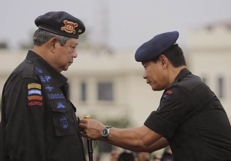 Presiden Susilo Bambang Yudhoyono terima penghargaan Roda Kompas sebagai Warga Kehormatan Brimob oleh Kepala Korps Brimob Irjen Pol M Rum Murkal di Kelapa Dua Depok Jawa Barat Jum'at 15/11/2013. (Foto: Twitter SBYudhoyono)