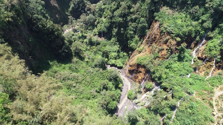 Sumber air/air terjun lain di sekitar Tumpak Sewu, dilihat dari drone (koleksi pribadi)