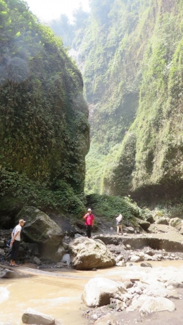 Jalan/koridor menuju dasar air terjun Tumpak Sewu (koleksi pribadi)