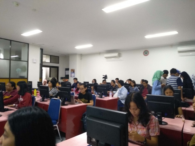 Suasana saat belajar bersama Komunitas Wikipedia Yogyakarta