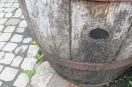 Tempayan tua, terletak di bawah tangga depan. Zaman dahulu, tong ini digunakan untuk menampung air pencuci kaki sebelum masuk rumah, di Black Country Living Museum Inggris.. Dokumen Pribadi 