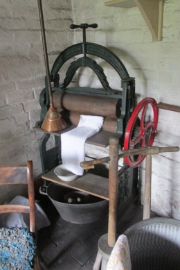 Mesin cuci/pengering di rumah penduduk Black Country Living Museum Inggris. Dokumen Pribadi.