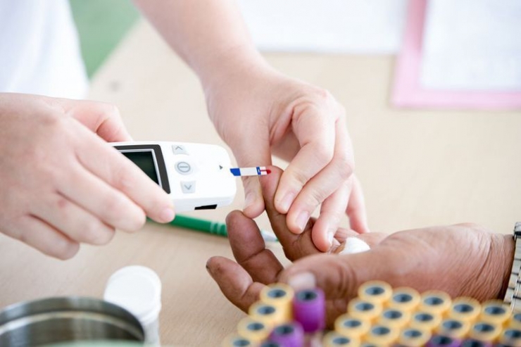 Ilustrasi tes gula darah pada pasien diabetes.(Getty Images/iStockphoto)