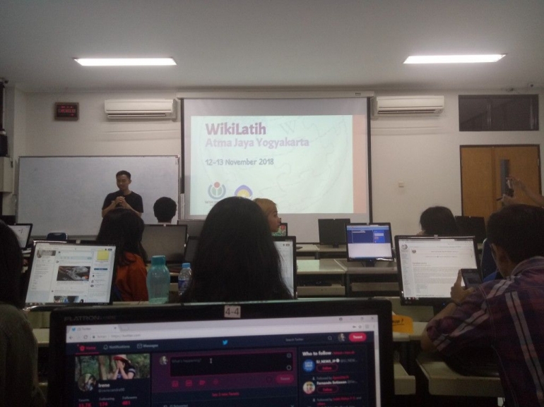 Cahyo Ramadhani sedang mempresentasikan mengenai profil Wikimedia/dokpri