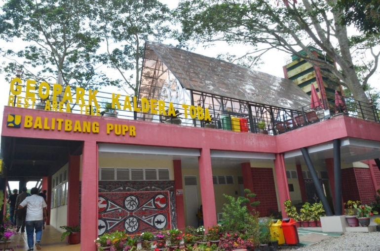 Rest area Menara Pandang Kawasan Wisata Tele Geopark Kaldera Toba, Samosir. (Foto Ganendra)