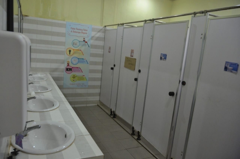Toilet di Menara Pandang Kawasan Wisata Tele Geopark Kaldera Toba, Samosir. (Foto Ganendra)