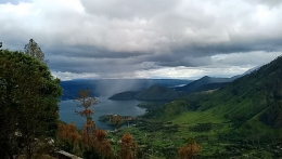 Danau Toba dari Menara Pandang Kawasan Wisata Tele Geopark Kaldera Toba, Samosir. (Foto Ganendra)