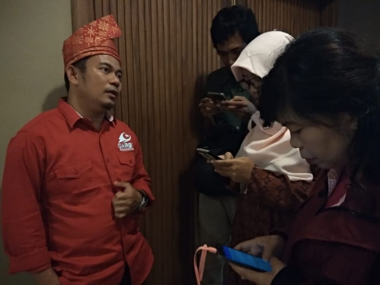 Ketua Garbi Riau, Juprizal saat diwawancarai wartawan 