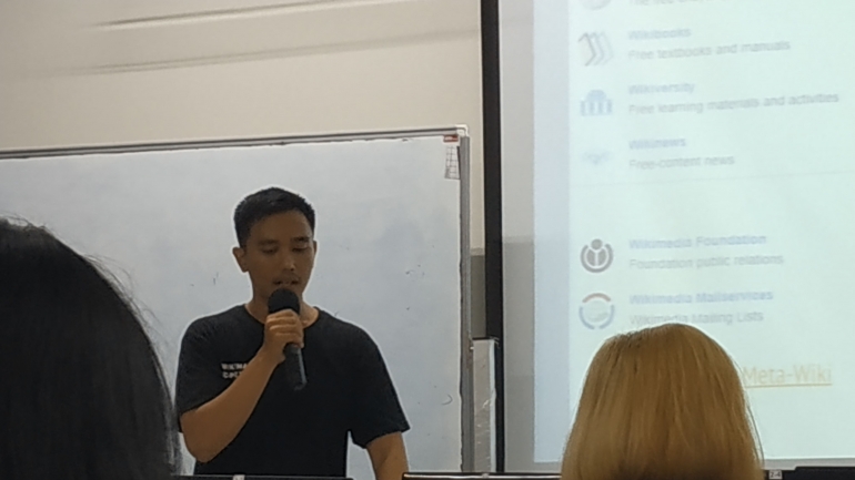 Cahyo, Ketua Komunitas Wikimedia Yogyakarta, sedang memberi penjelasan kepada para mahasiswa Selasa (13/11/2018) di Laboratorium Komputer Universitas Atma Jaya Yogyakarta.
