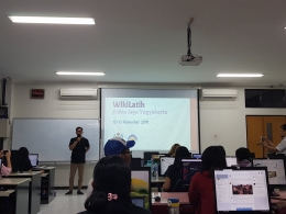 Wikimedia melakukan proyek WikiLatih di FISIP UAJY. (dokpri)