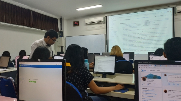 Salah satu anggota Komunitas Wikimedia Indonesia sedang memberi pelatihan kepada mahasiswa, Selasa (13/11/2018) di Laboratorium Komputer Universitas Atma Jaya Yogyakarta.