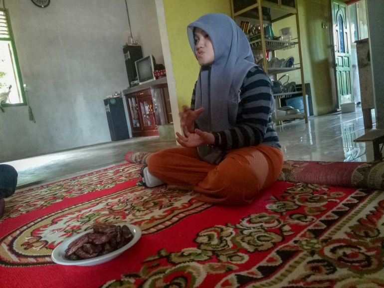 Anggun Kasturi (22 tahun), sedang berbagi ilmu dan pengalamannya dalam merintis usaha pisang sale di rumahnya di Kawasan Aceh Besar/dokumentasi pribadi